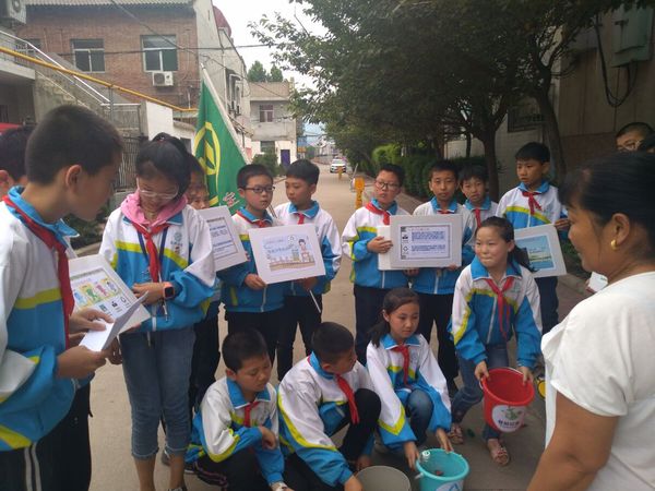 学生为居民们讲解垃圾分类2.jpg
