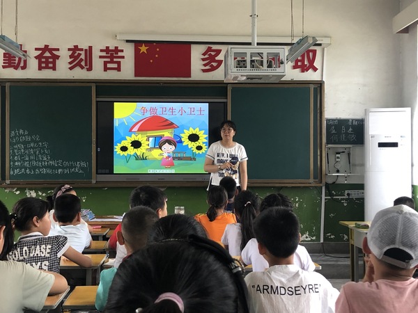 “争做卫生小卫士”班会2.jpg