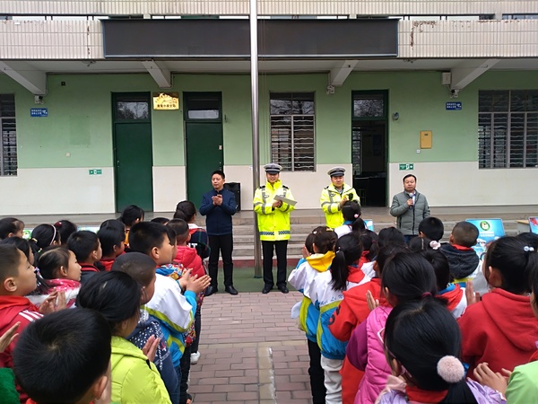 师生们欢迎交警叔叔的到来.jpg